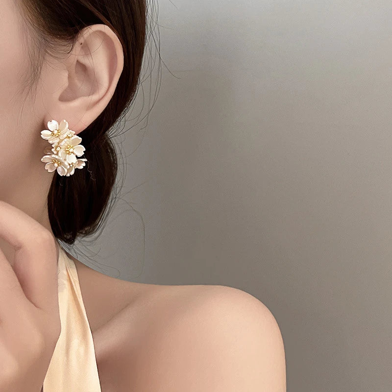 Fashion White Shell Flower, Pearl Hoop Earrings for Women