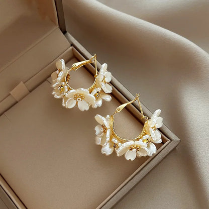 Fashion White Shell Flower, Pearl Hoop Earrings for Women