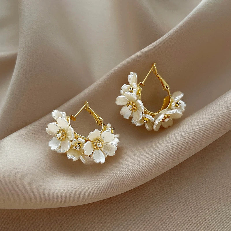 Fashion White Shell Flower, Pearl Hoop Earrings for Women