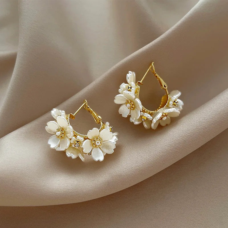 Fashion White Shell Flower, Pearl Hoop Earrings for Women